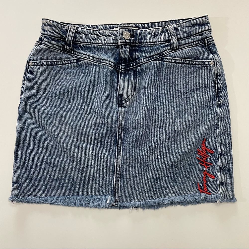 Tommy Hilfiger Women's Retro Acid Wash Signature Denim Mini Skirt, size 0 Y2K